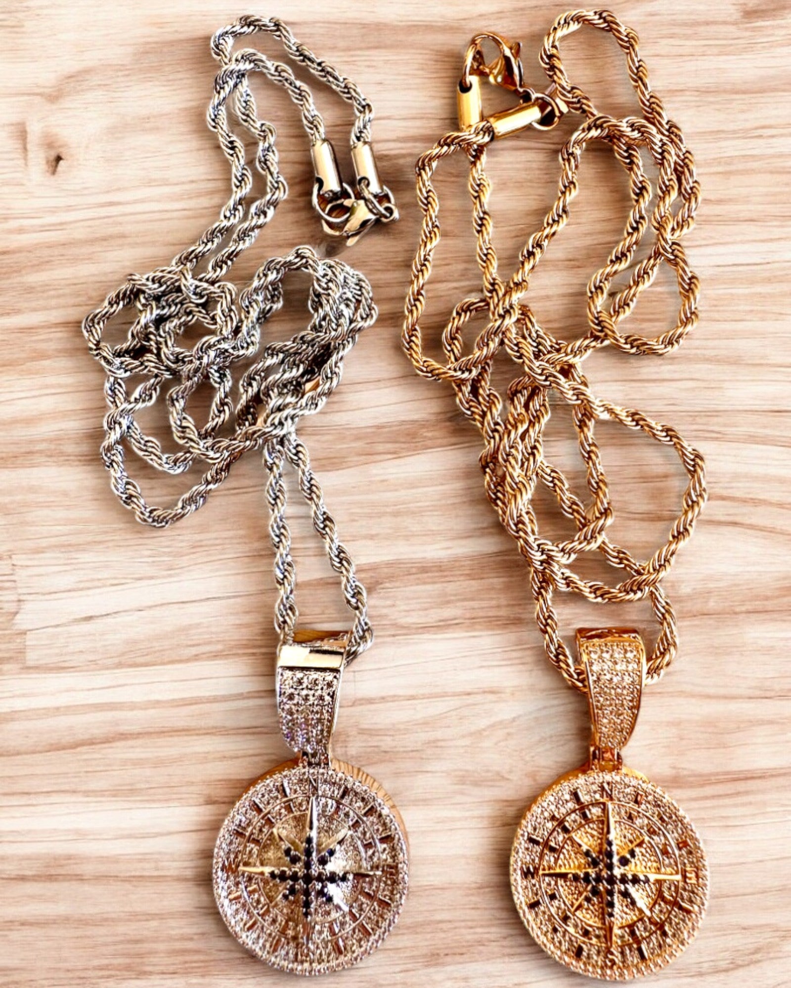 Намисто з підвіскою-компасом у стилі гламур з цирконіями для жінок і чоловіків - 2 варіанти на вибір, персоналізація гравіюванням на подарунок