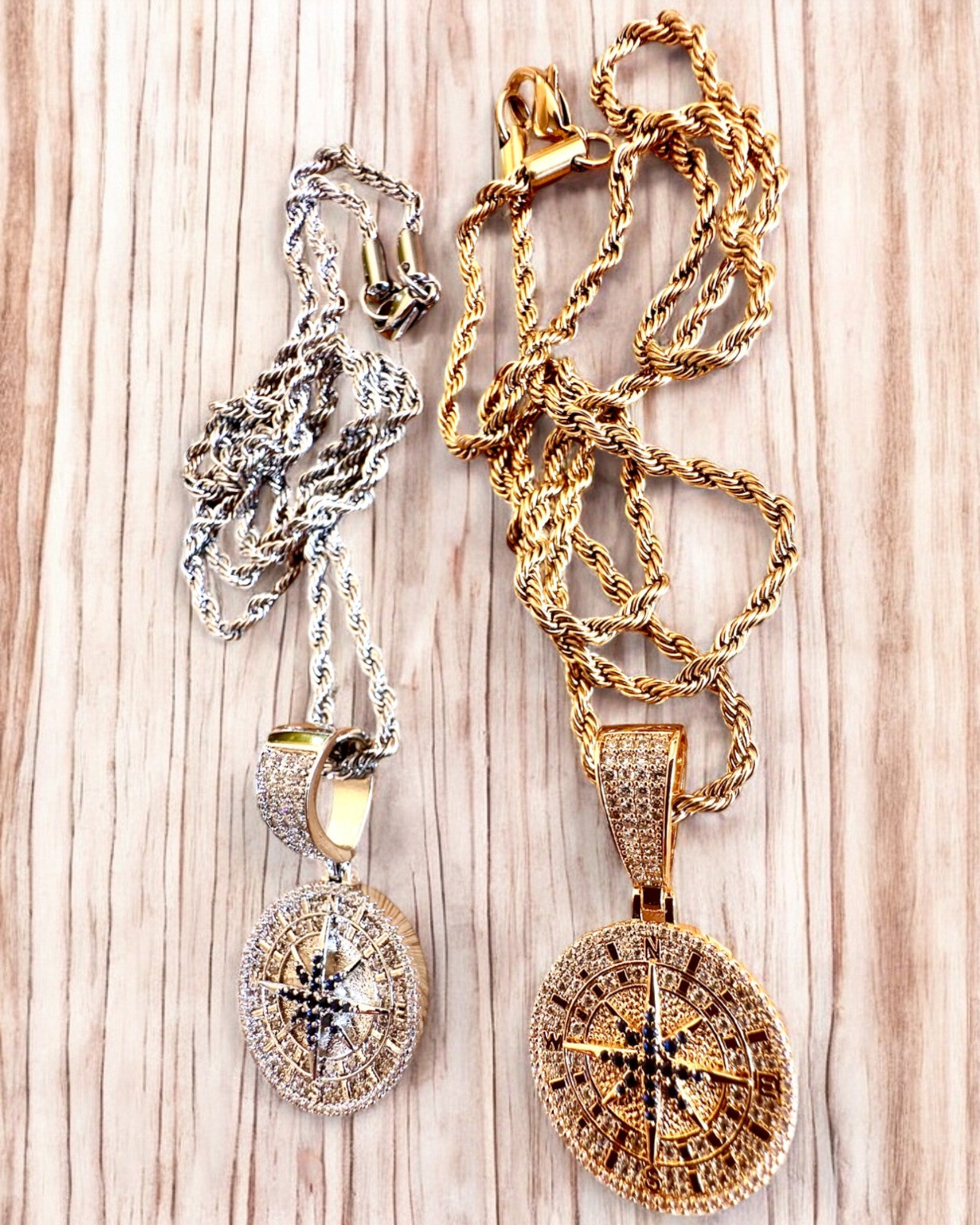 Намисто з підвіскою-компасом у стилі гламур з цирконіями для жінок і чоловіків - 2 варіанти на вибір, персоналізація гравіюванням на подарунок