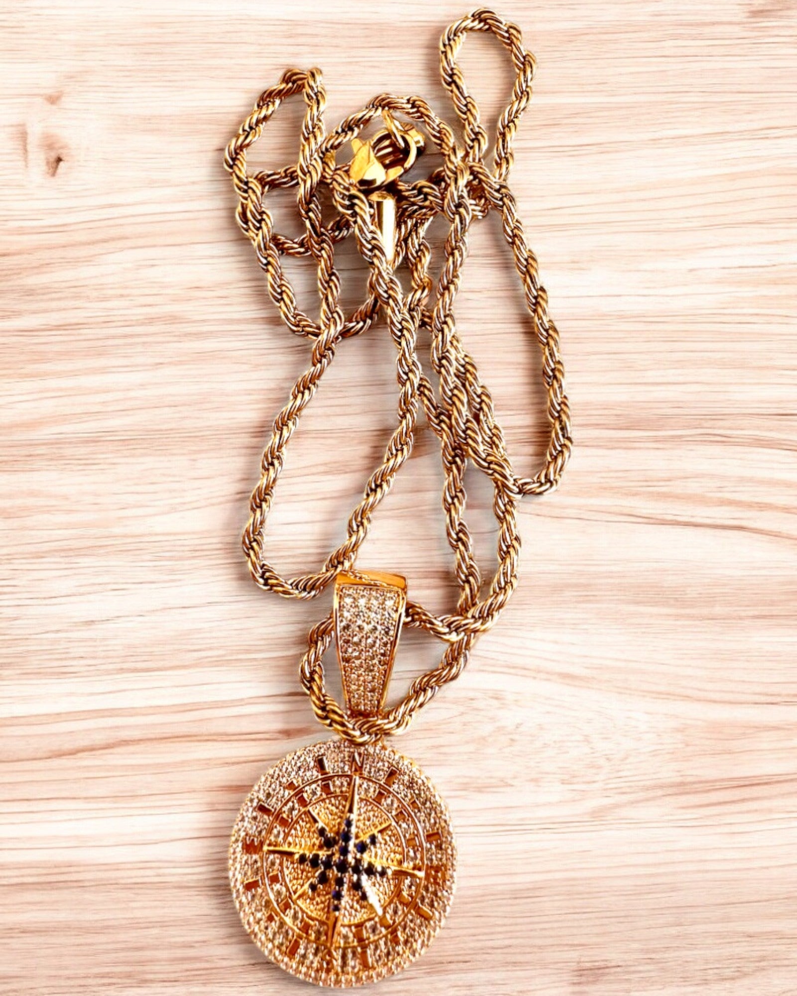 Намисто з підвіскою-компасом у стилі гламур з цирконіями для жінок і чоловіків - 2 варіанти на вибір, персоналізація гравіюванням на подарунок