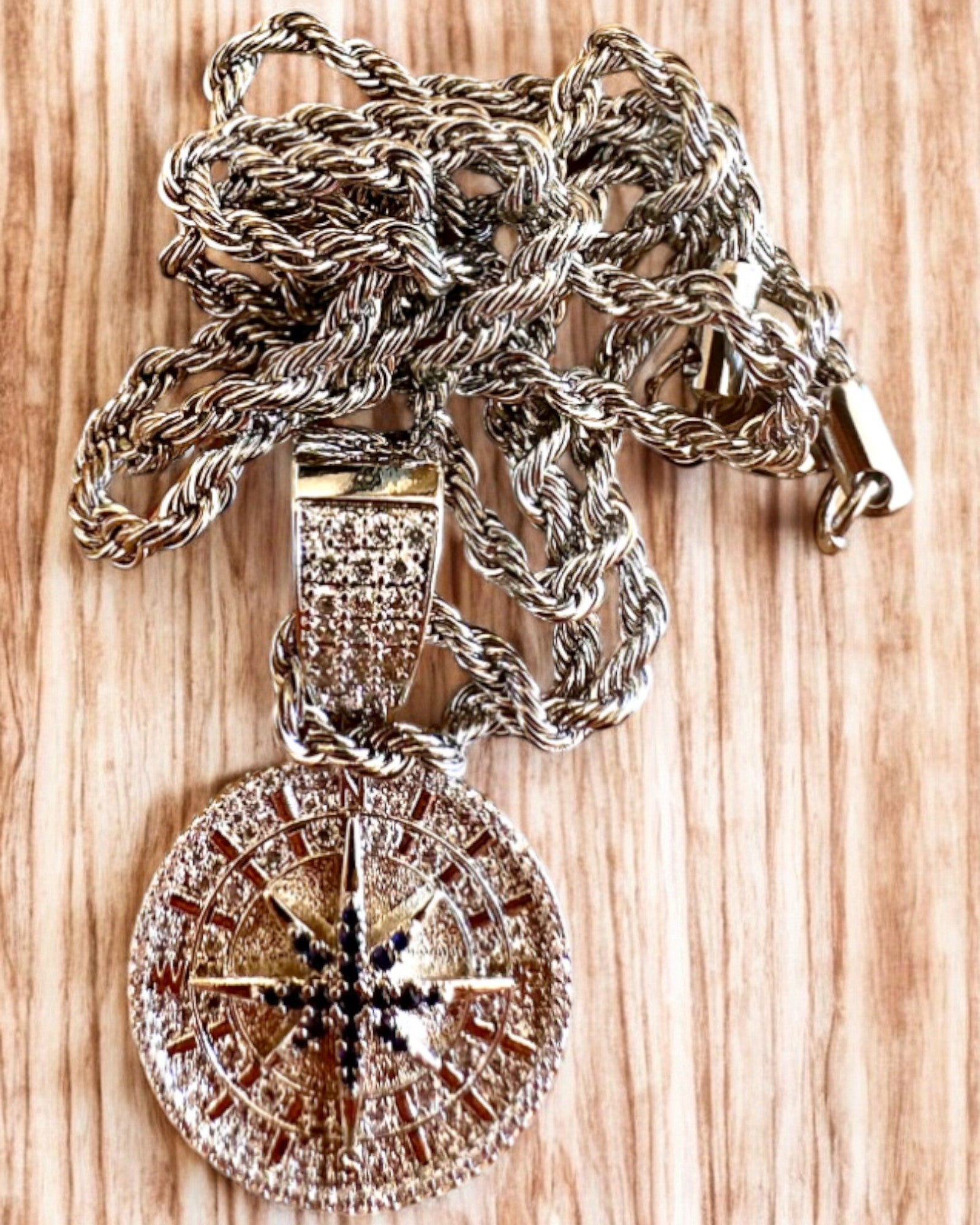 Намисто з підвіскою-компасом у стилі гламур з цирконіями для жінок і чоловіків - 2 варіанти на вибір, персоналізація гравіюванням на подарунок