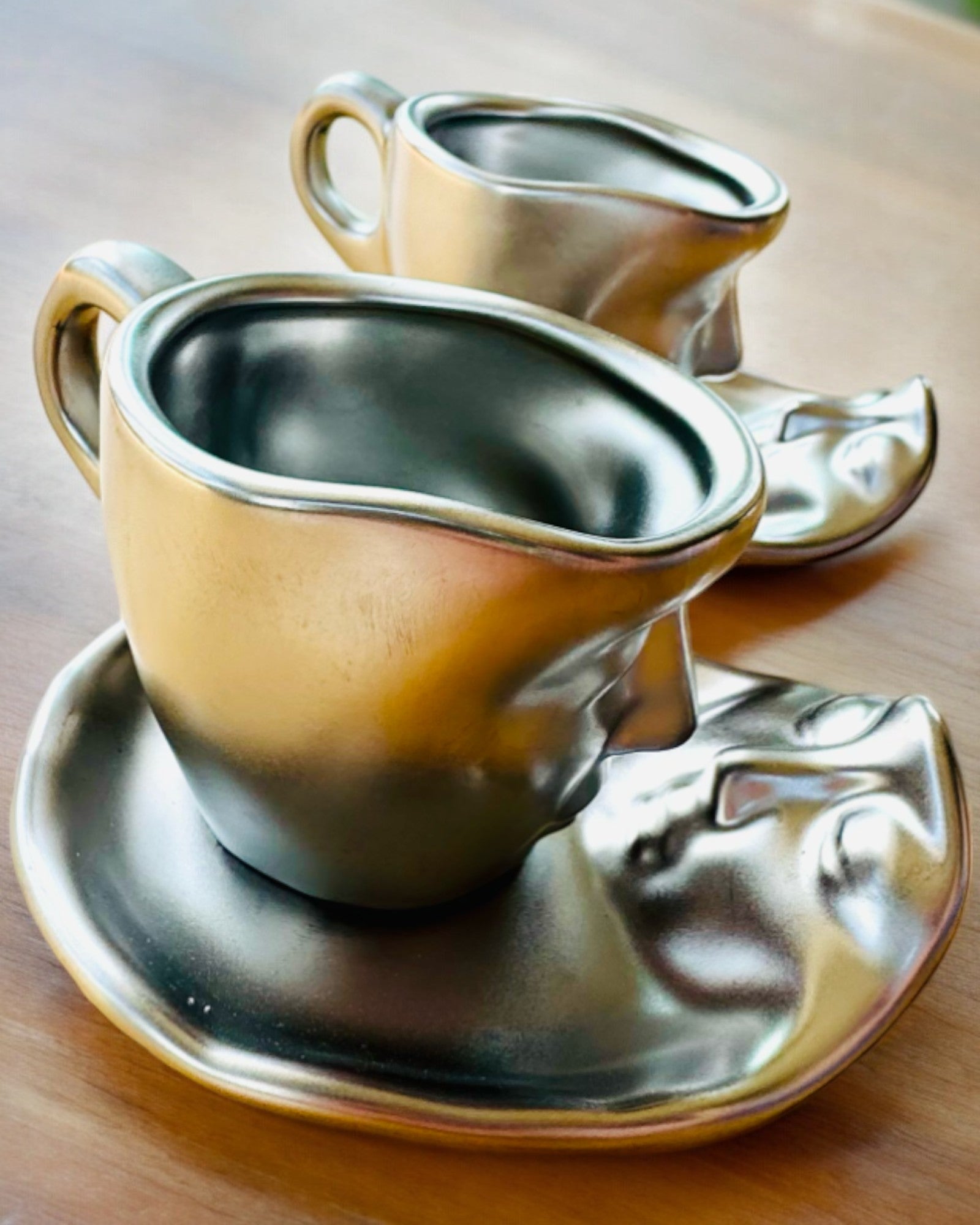 Елегантні керамічні чашки "Маска" – набір з 2 шт. - можливість персоналізації гравіюванням на подарунок