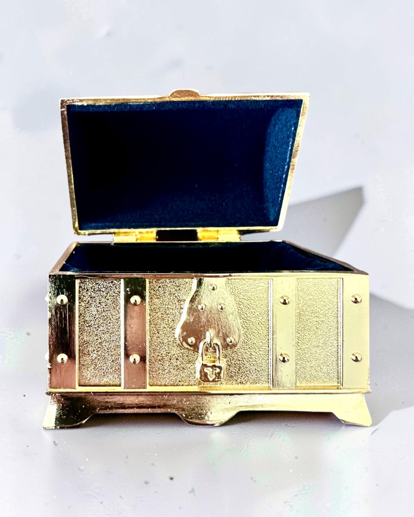Cufăr de comori metalic retro cu gravură - Casetă argintie 7x5x5 cm