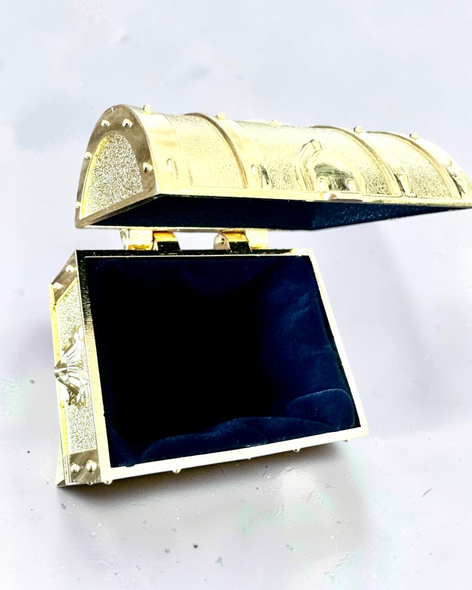 Cufăr de comori metalic retro cu gravură - Casetă argintie 7x5x5 cm