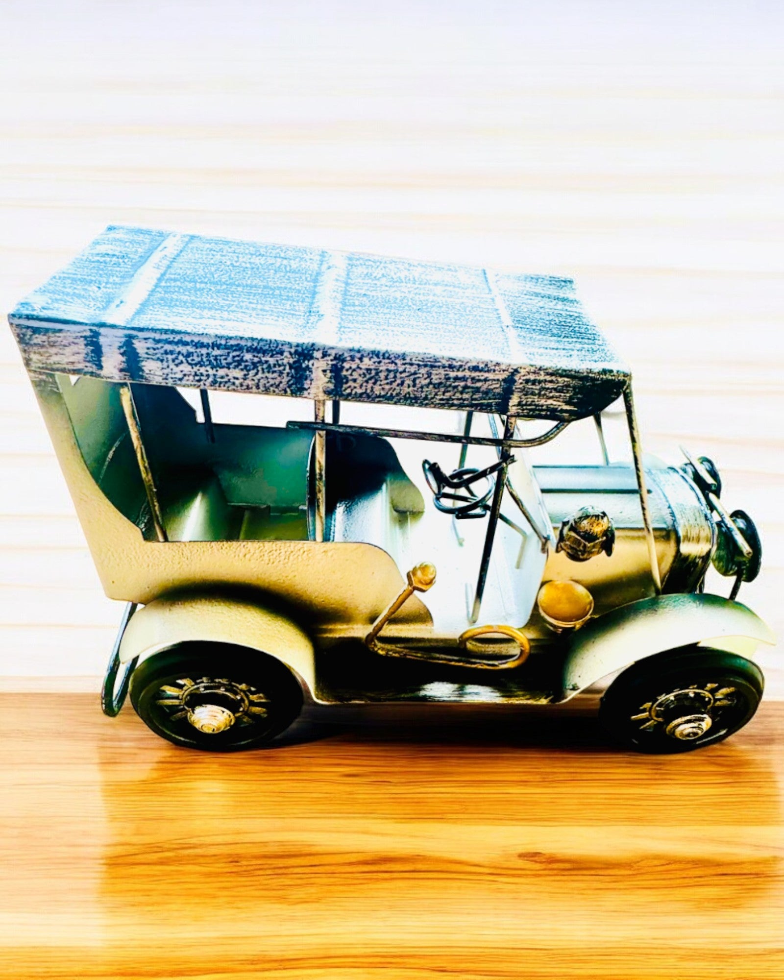 Класична модель автомобіля Retro - три варіанти з опцією гравіювання на подарунок