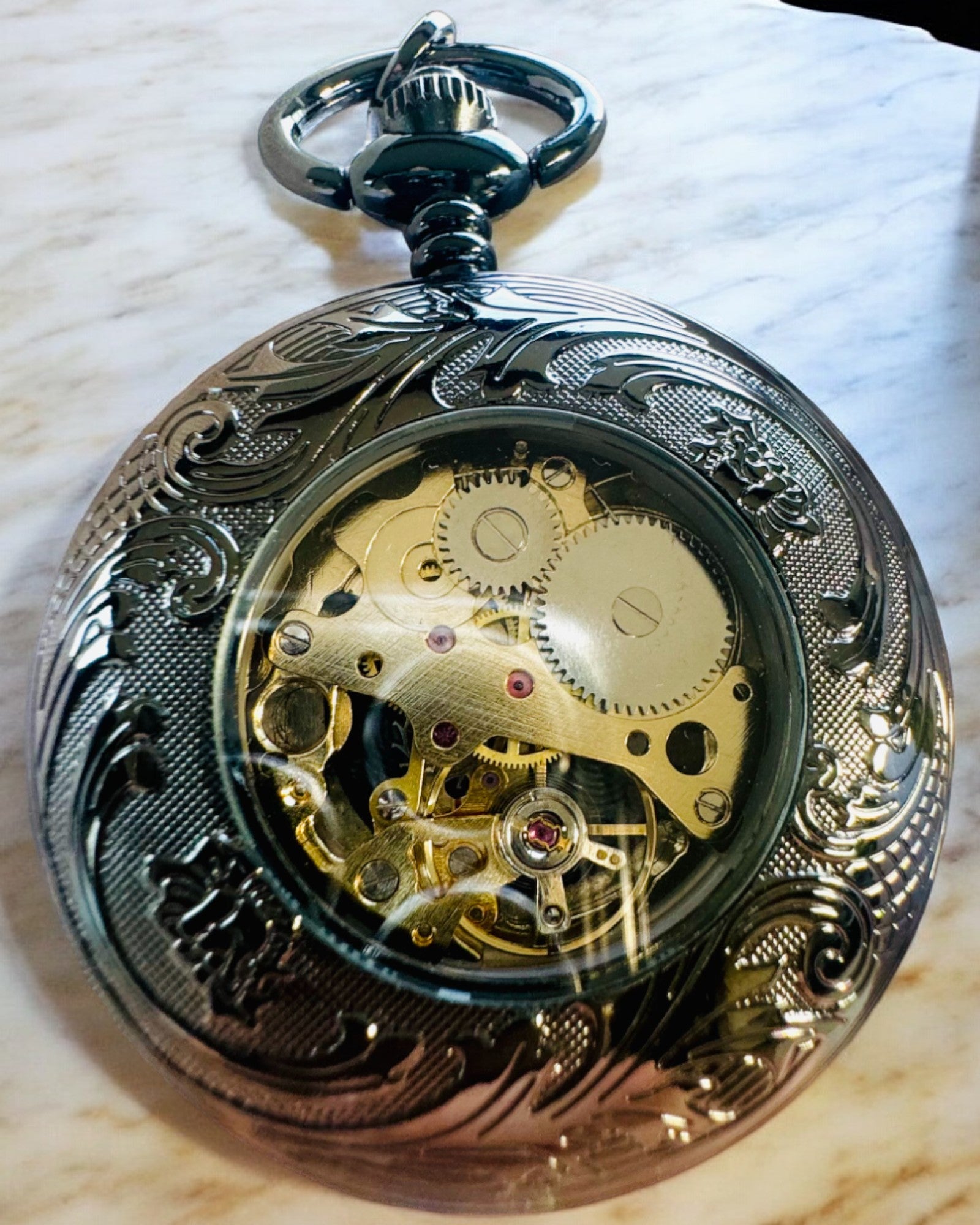 Džepni sat "Equus Tempus" - Crni s motivom konja, mogućnost personalizacije gravurom - crni brojčanik