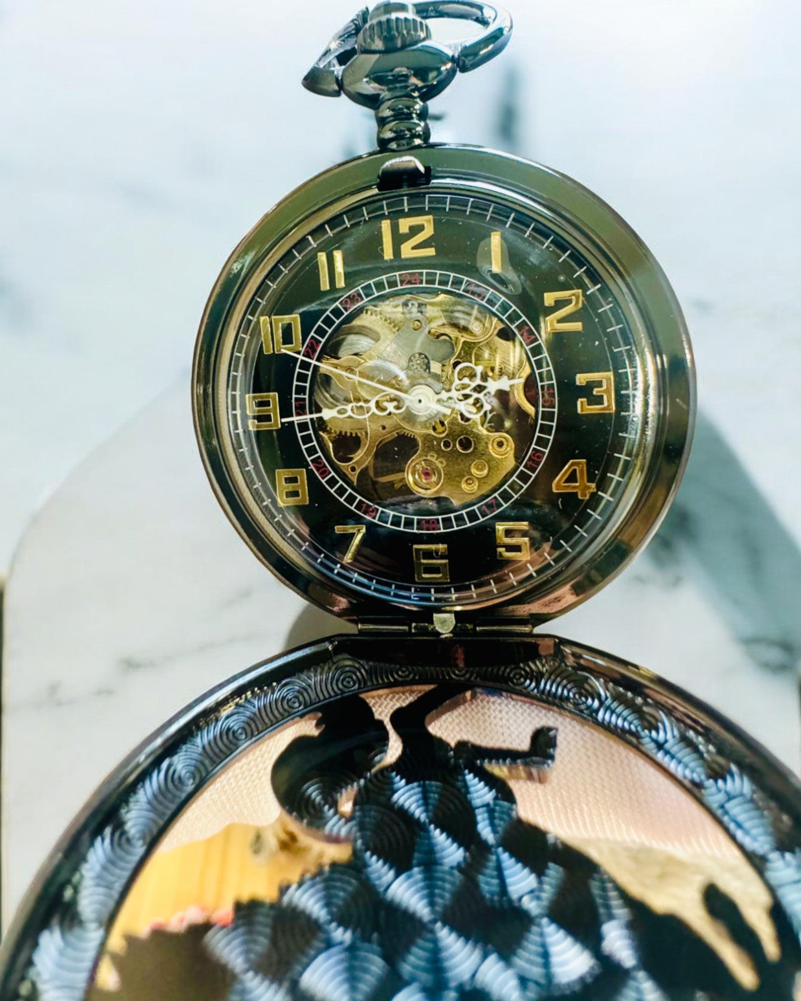 Kišeninis laikrodis "Equus Tempus" - Juodas su arklio motyvu, galimybė personalizuoti graviravimu - juodas ciferblatas