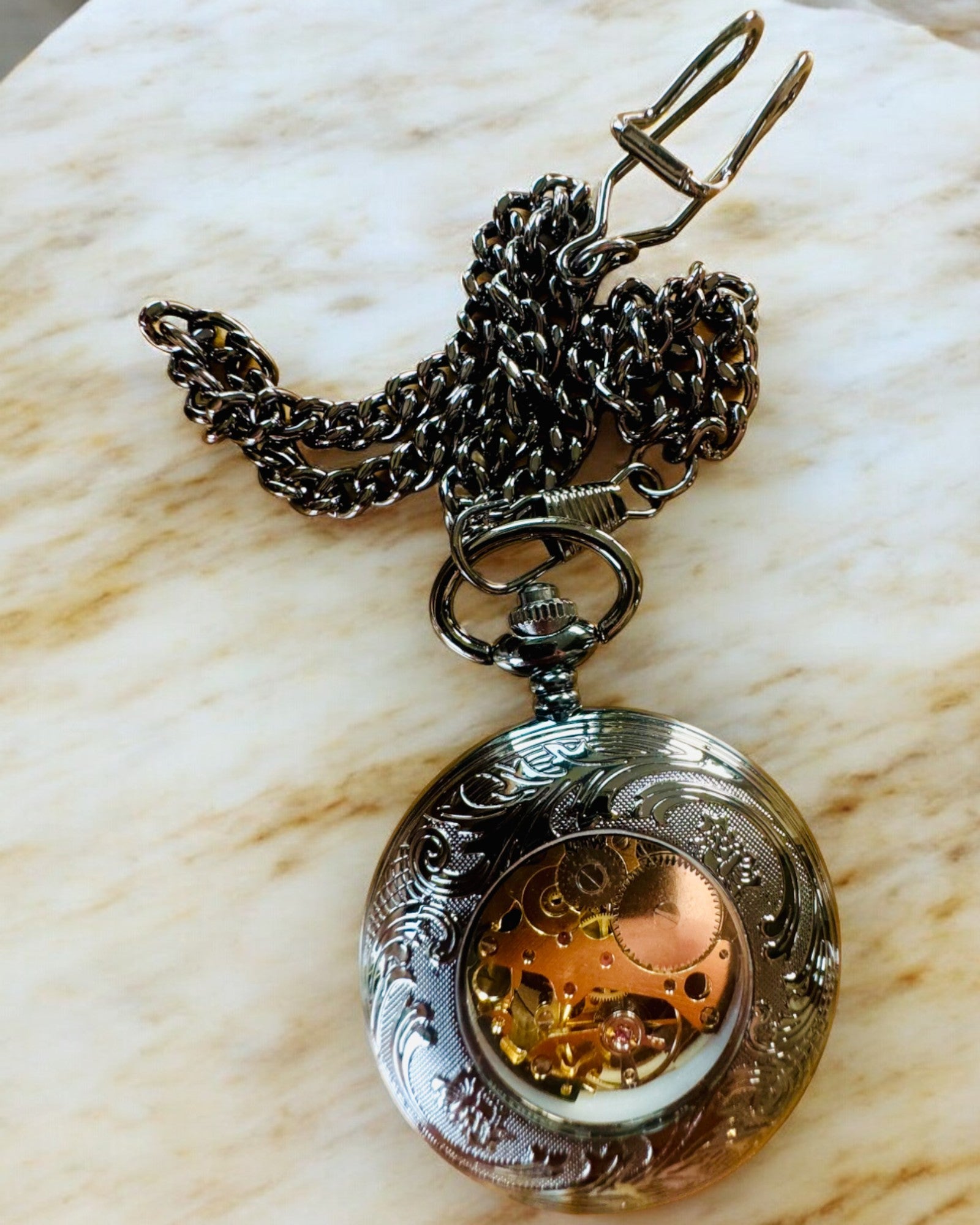 Kišeninis laikrodis "Equus Tempus" - Juodas su arklio motyvu, galimybė personalizuoti graviravimu - juodas ciferblatas