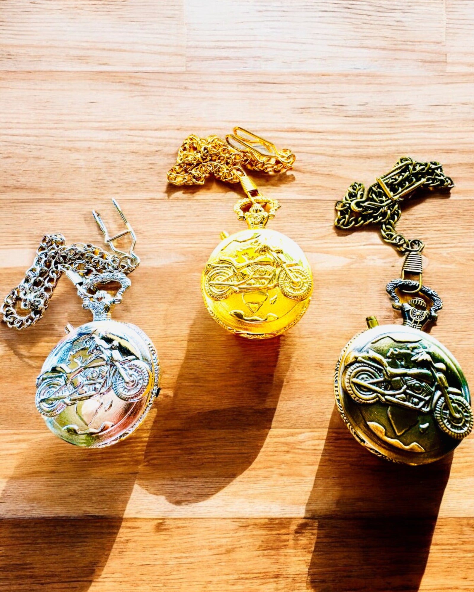 Карманний годинник "Мотоциклетний Елегант 2" – Гравірування на подарунок, 3 кольорові варіанти