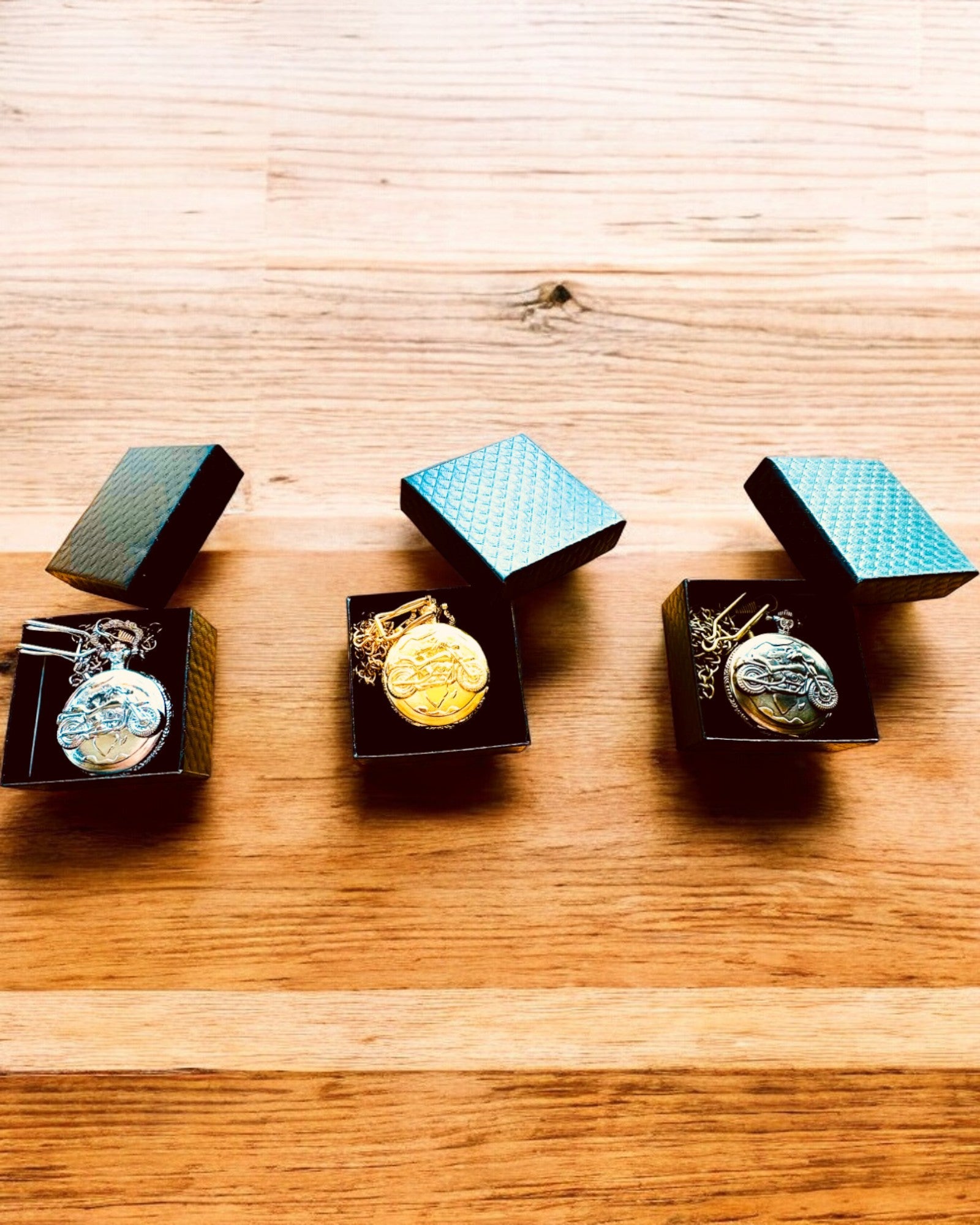 Карманний годинник "Мотоциклетний Елегант 2" – Гравірування на подарунок, 3 кольорові варіанти