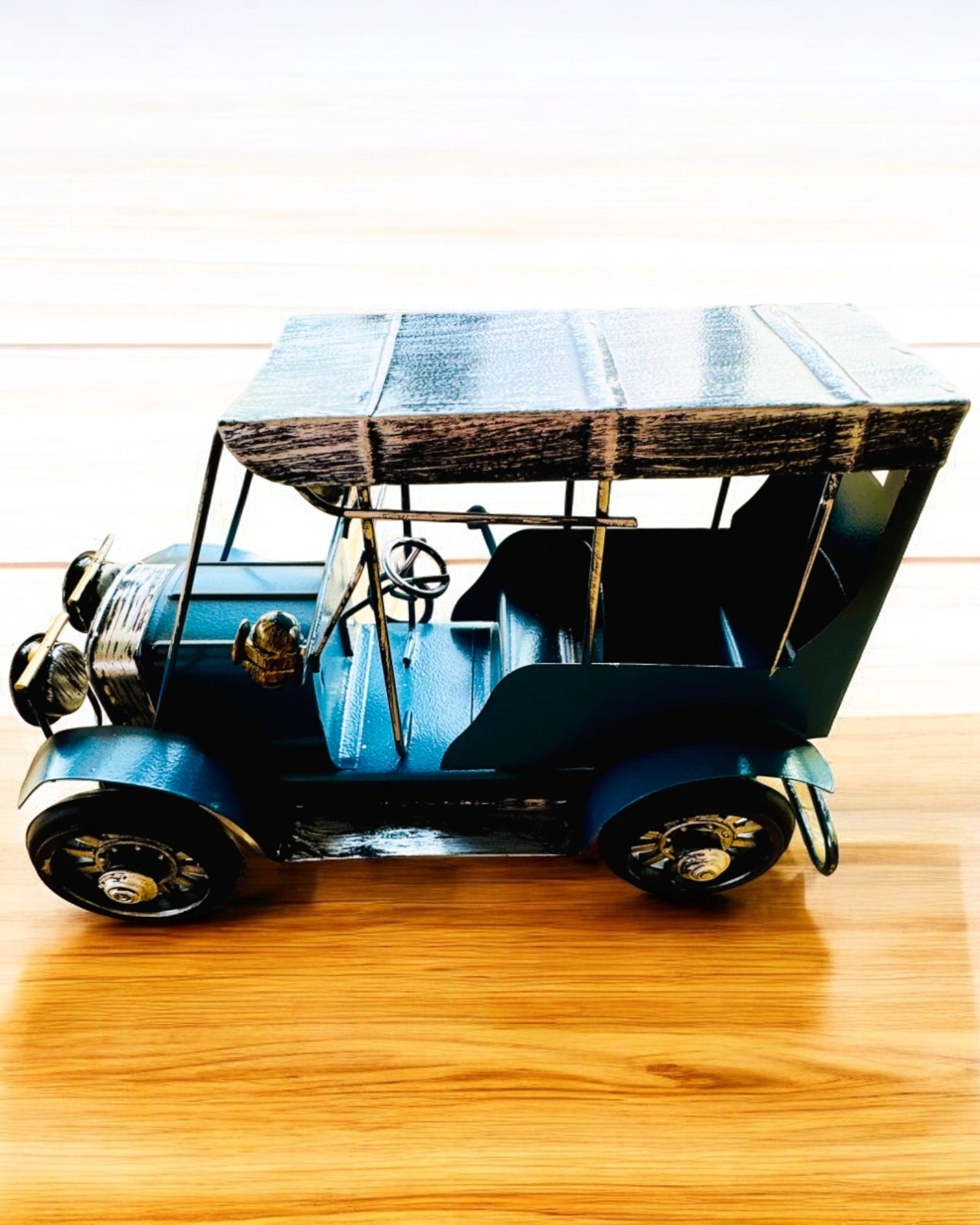 Класична модель автомобіля Retro - три варіанти з опцією гравіювання на подарунок