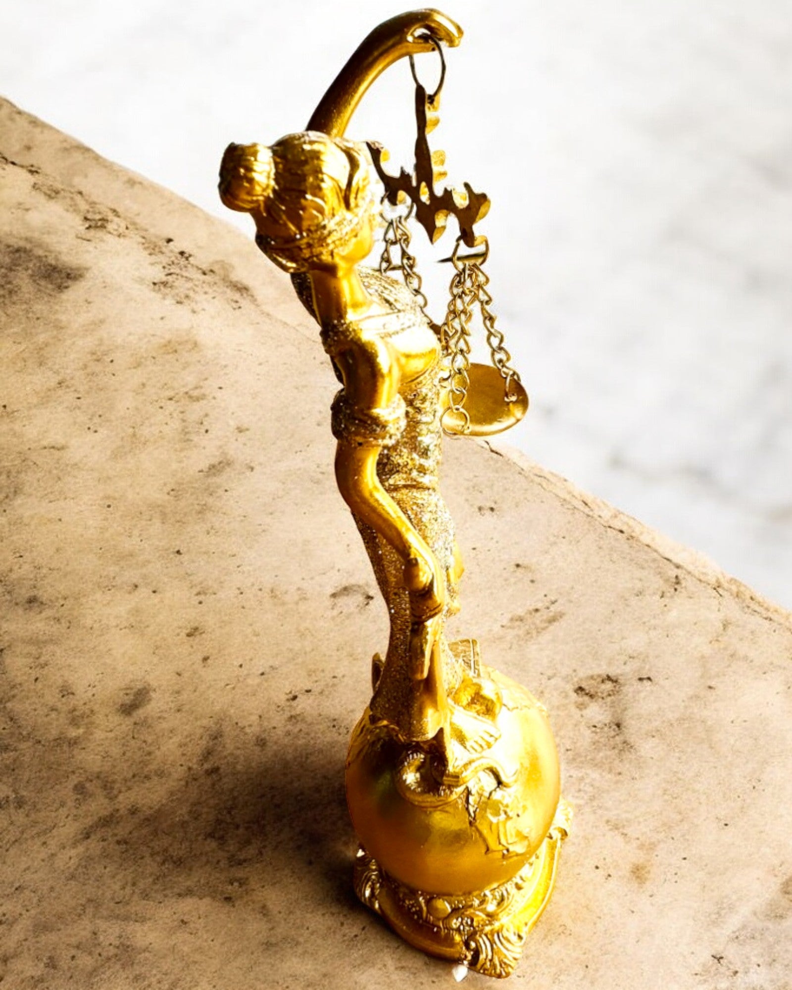 Estatueta Deusa da Justiça – Decoração Artística para Prateleira, Artesanato em Resina, personalização com gravação