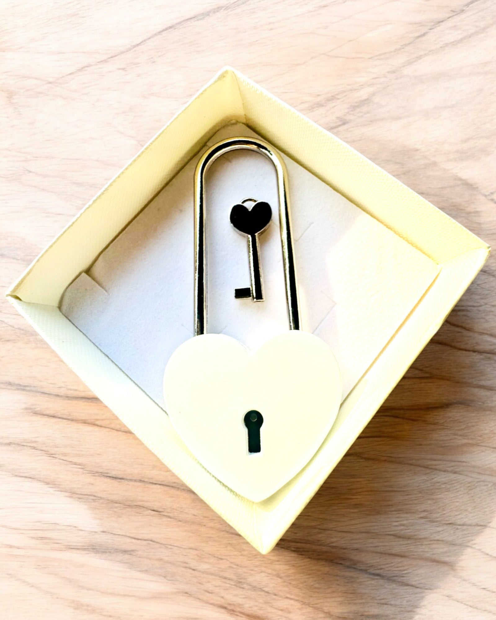 Lacăte Magice ale Iubirii cu Opțiune de Gravare pentru cadou, 5 variante de culori disponibile