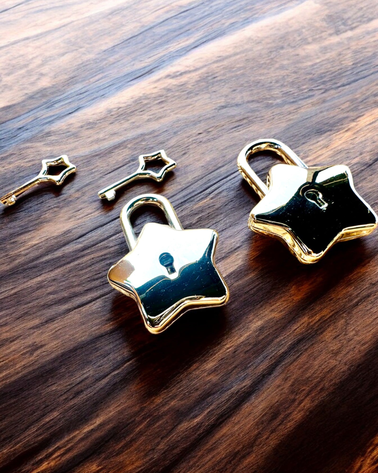 2 Mini Lacăte Stelare cu Gravură – Protejează-ți Visurile, personalizate pentru cadou, 2 variante de culoare disponibile