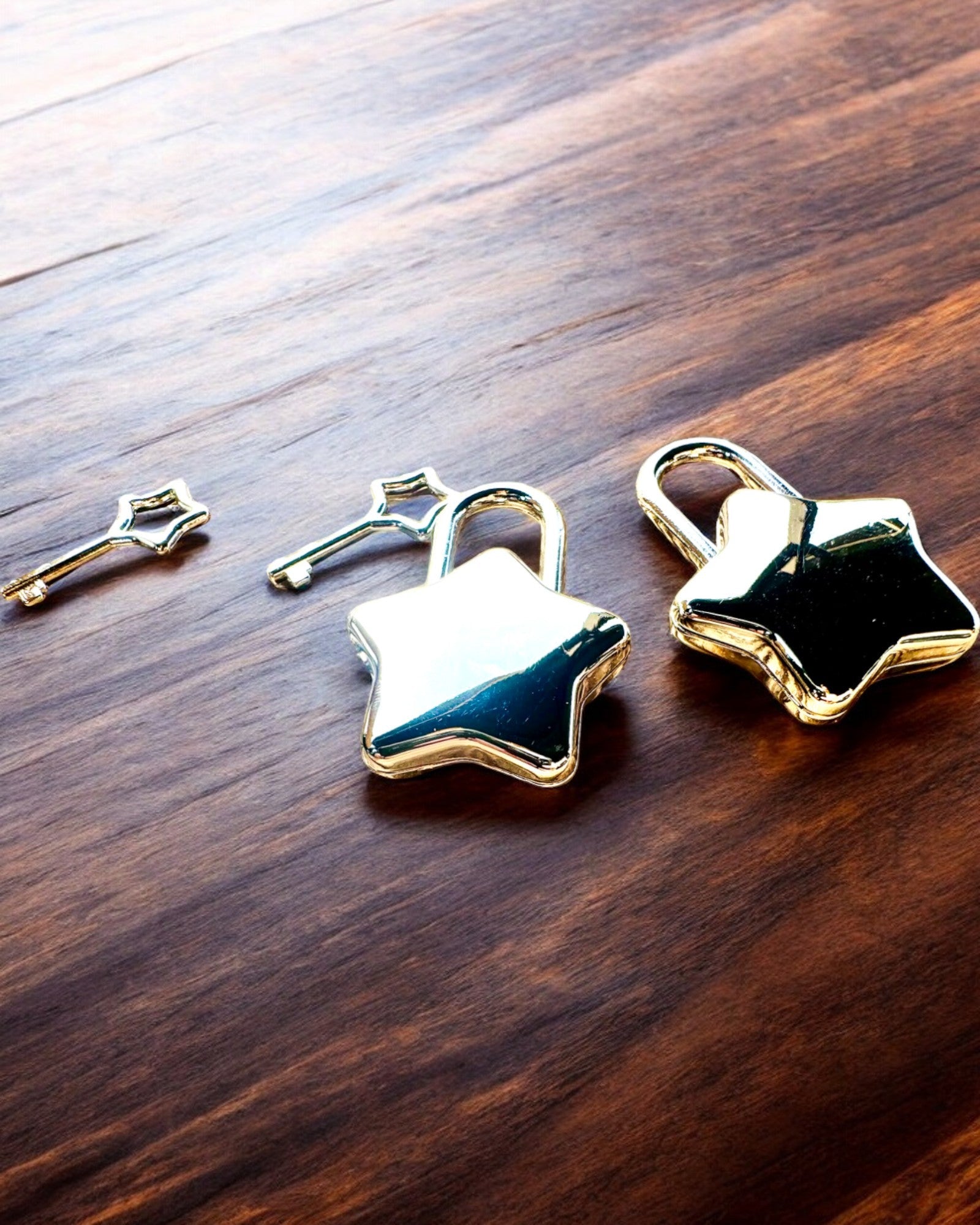 2 Mini Lacăte Stelare cu Gravură – Protejează-ți Visurile, personalizate pentru cadou, 2 variante de culoare disponibile