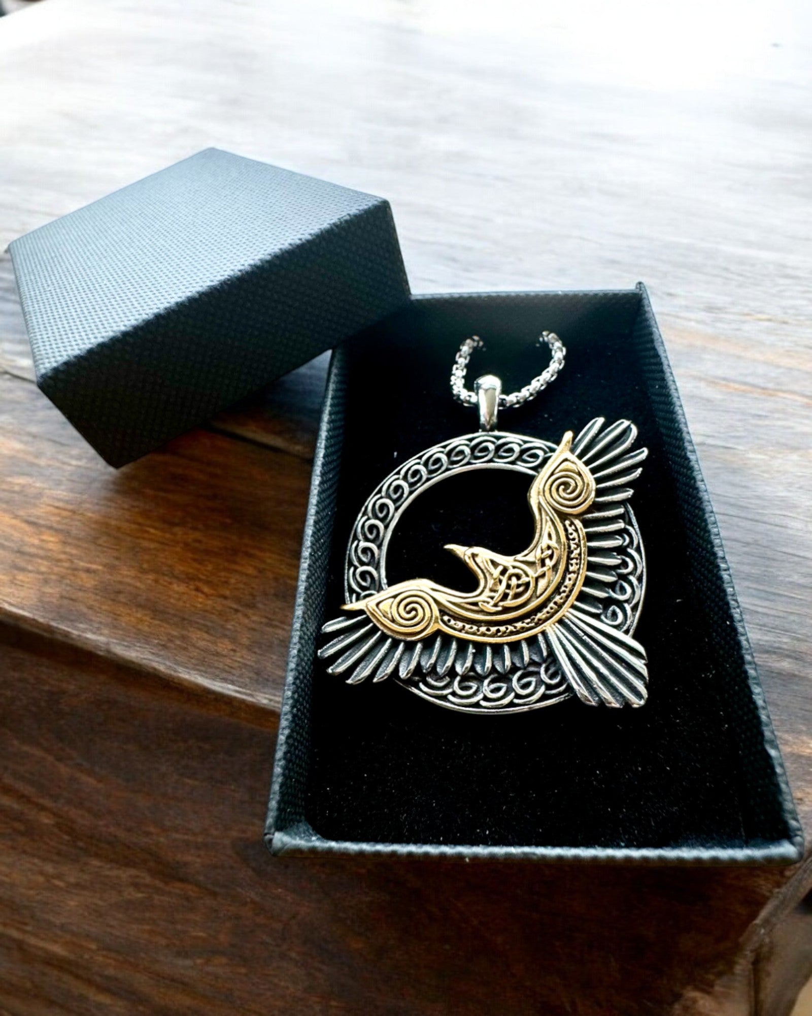 Амулет Сталевого Сокола - Намисто з гравіюванням, натхненне кельтським мистецтвом, на подарунок