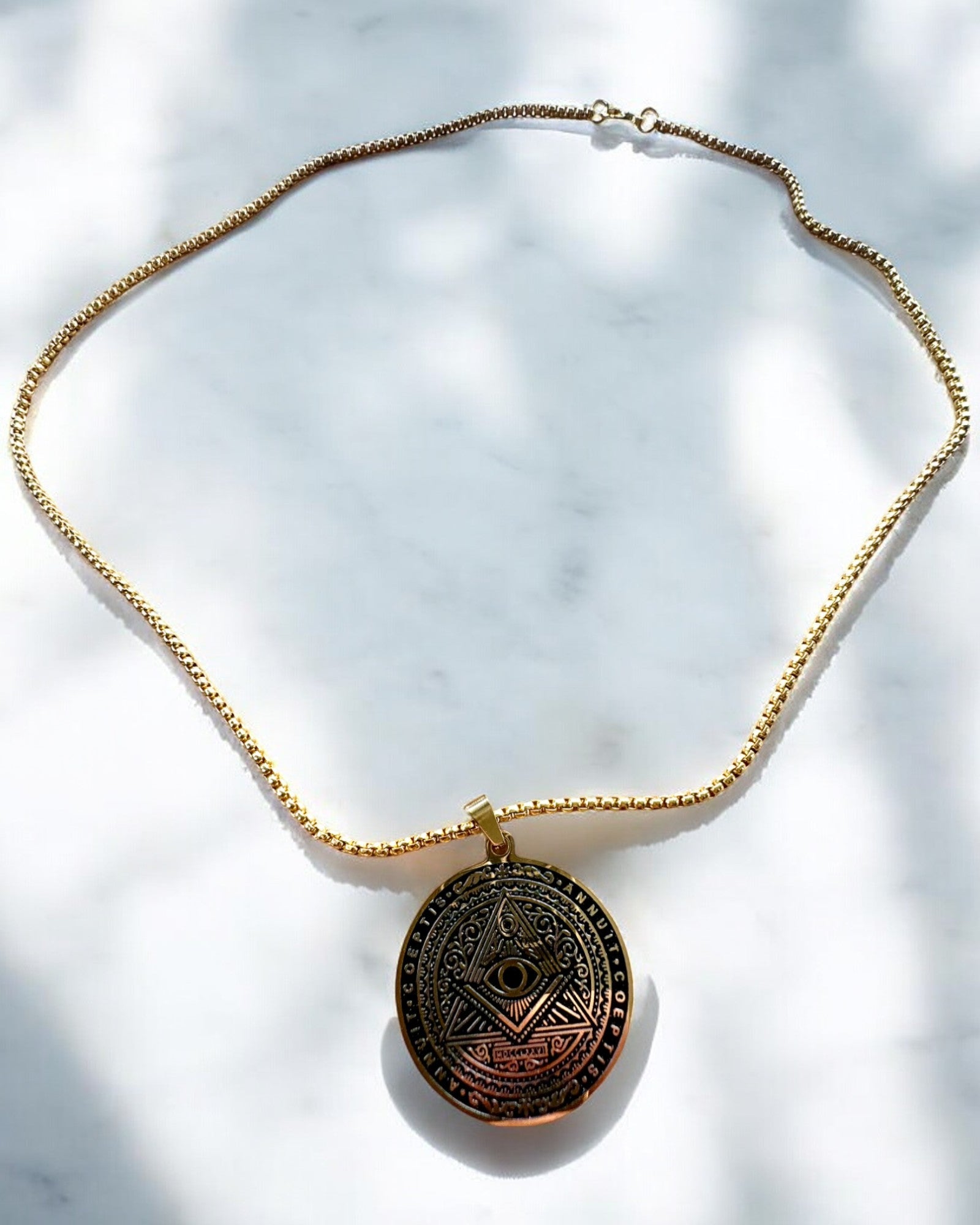 Amulet Tajemné Moci - Náhrdelník s Gravírováním, 2 barevné varianty na výběr