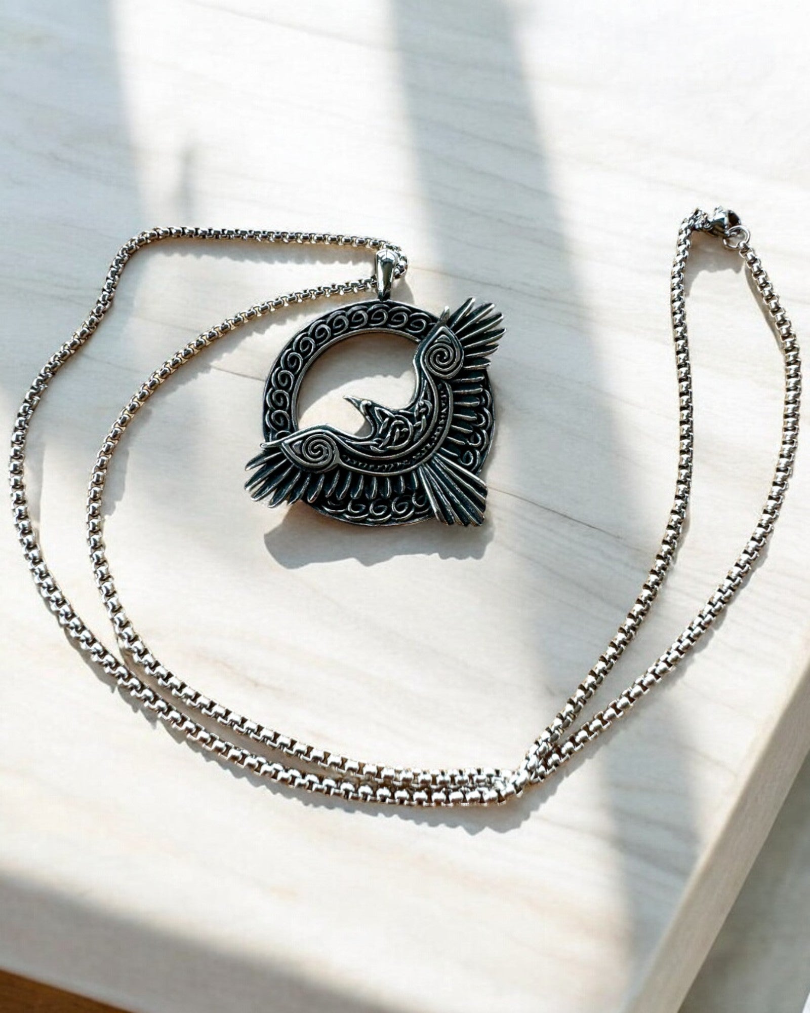 Амулет Сталевого Сокола - Намисто з гравіюванням, натхненне кельтським мистецтвом, на подарунок