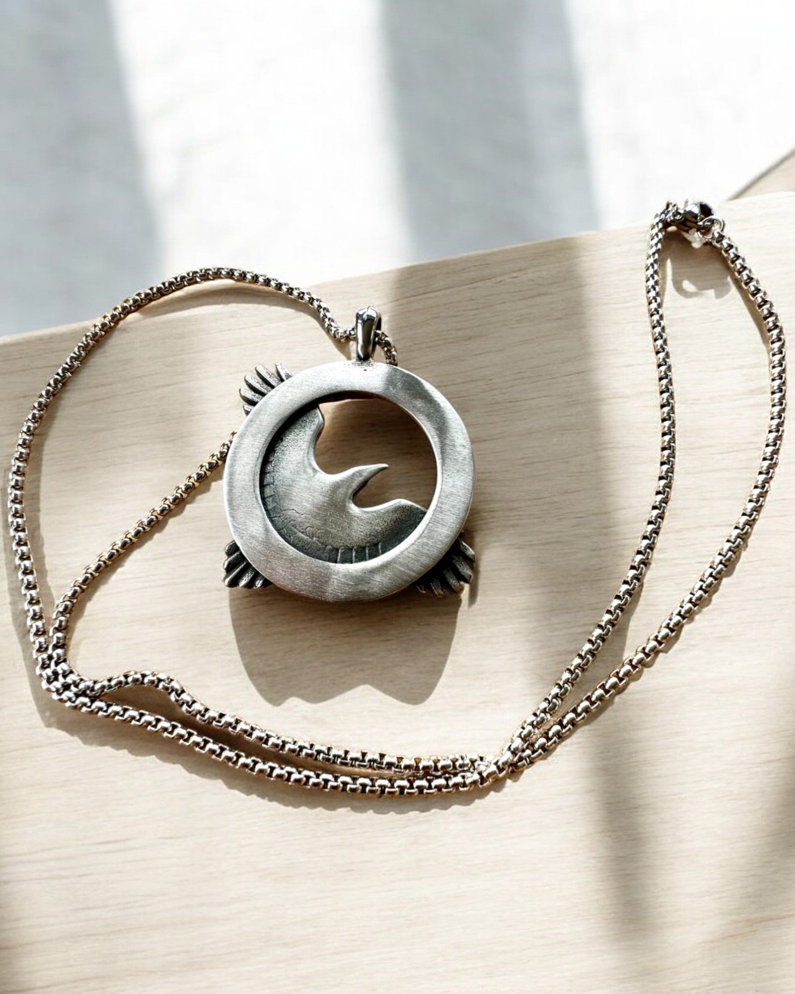 Амулет Сталевого Сокола - Намисто з гравіюванням, натхненне кельтським мистецтвом, на подарунок