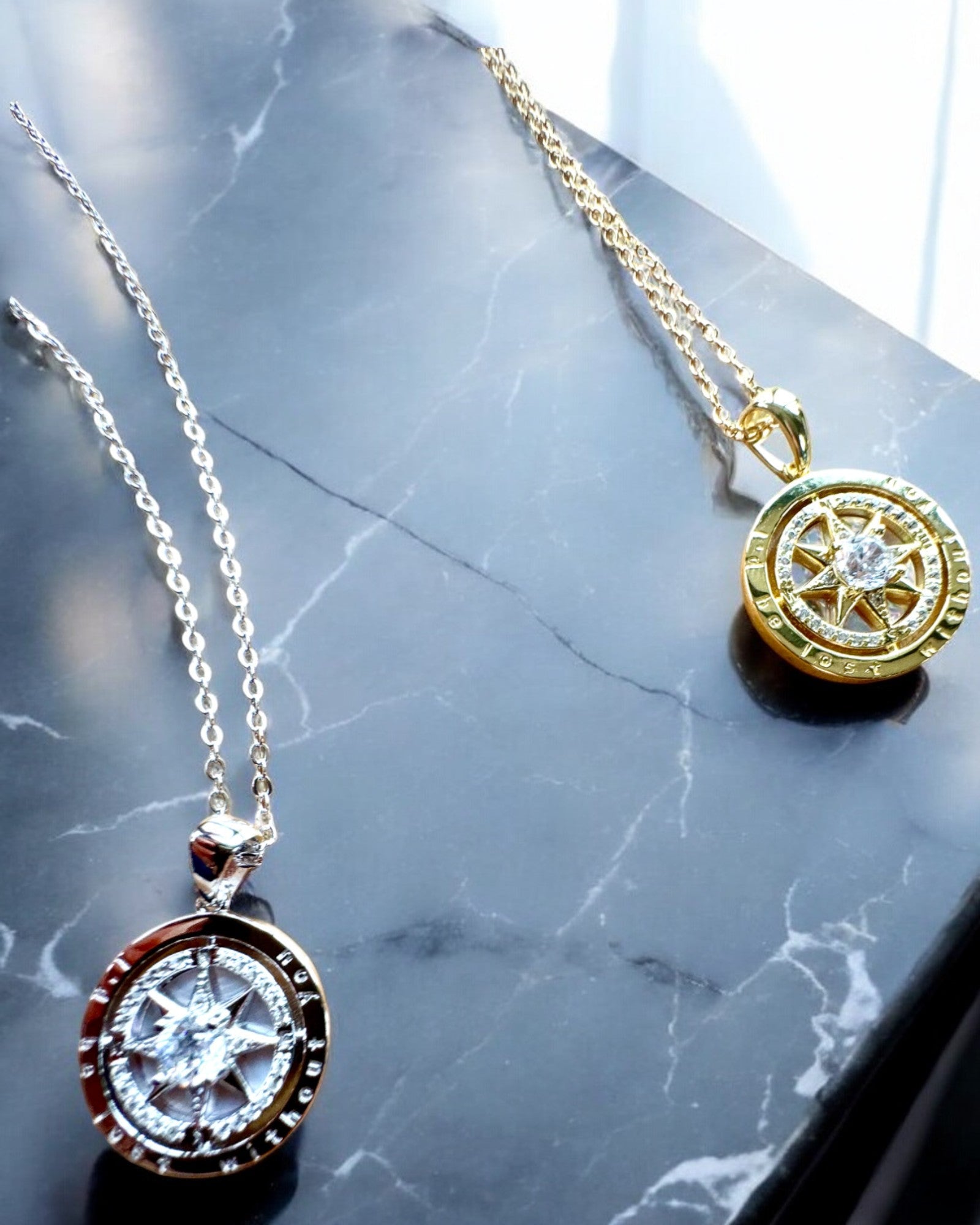 Кулон Компас "Зоряний Напрямок", можливість персоналізації гравіюванням, 2 варіанти кольору на вибір