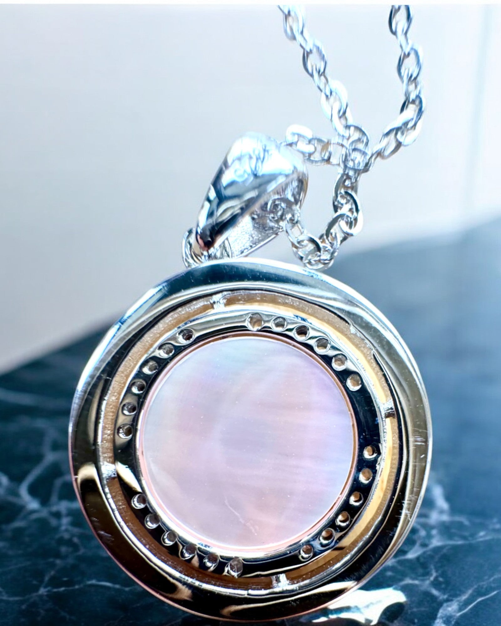 Kompaso vėrinys „Žvaigždžių kryptis“, galimybė personalizuoti graviravimu, galima rinktis iš 2 spalvų variantų