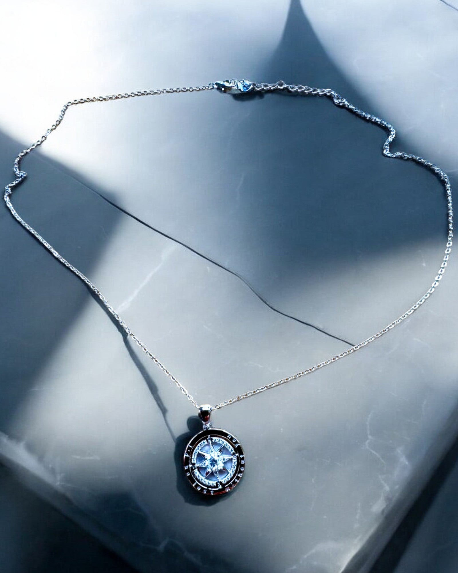 Kompaso vėrinys „Žvaigždžių kryptis“, galimybė personalizuoti graviravimu, galima rinktis iš 2 spalvų variantų