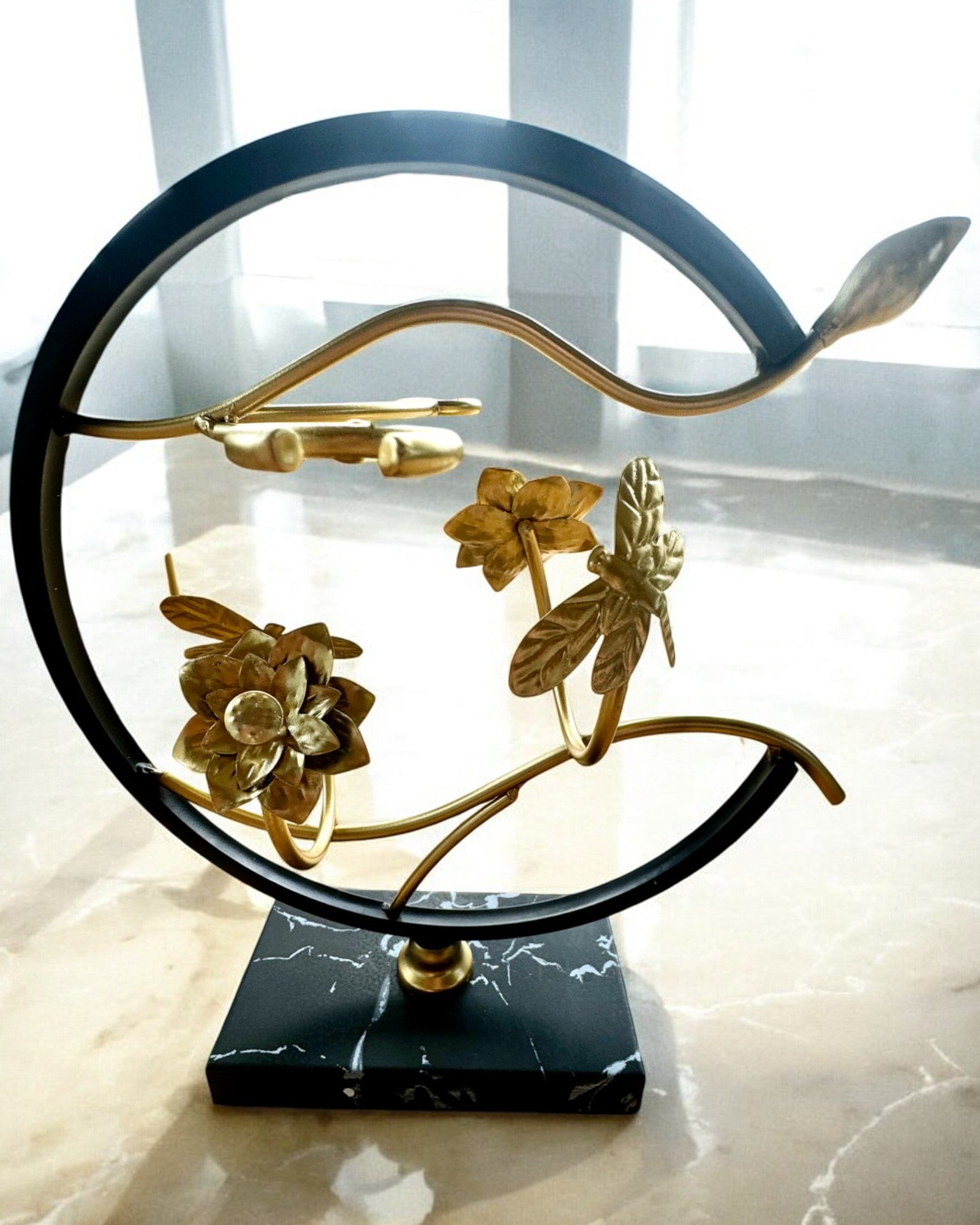 Suport „Elegancki Owad” - pentru sticlă de vin și pahare, înălțime 33 cm, posibilitate de personalizare cu gravură pentru cadou