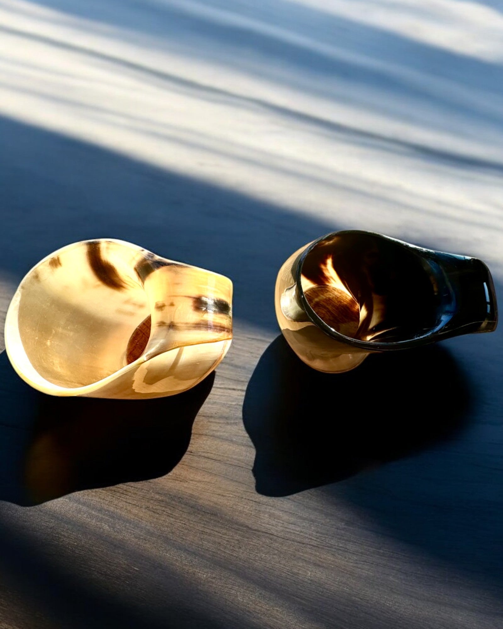 Compacto, 350 ml, Caneca Esculpida Obra-Prima com possibilidade de personalização com gravação - 2 variantes de cor