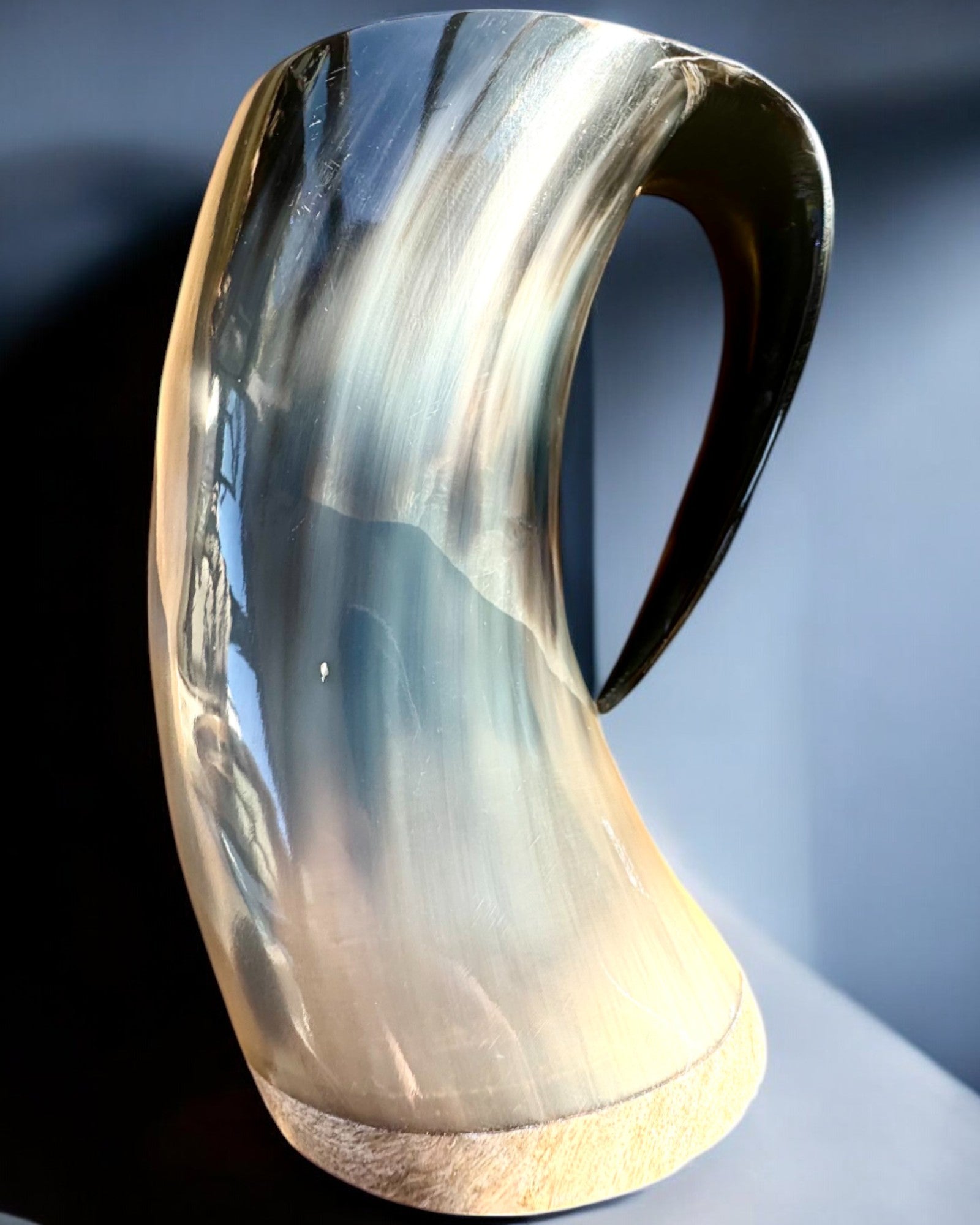 Compacto, 350 ml, Caneca Esculpida Obra-Prima com possibilidade de personalização com gravação - 2 variantes de cor