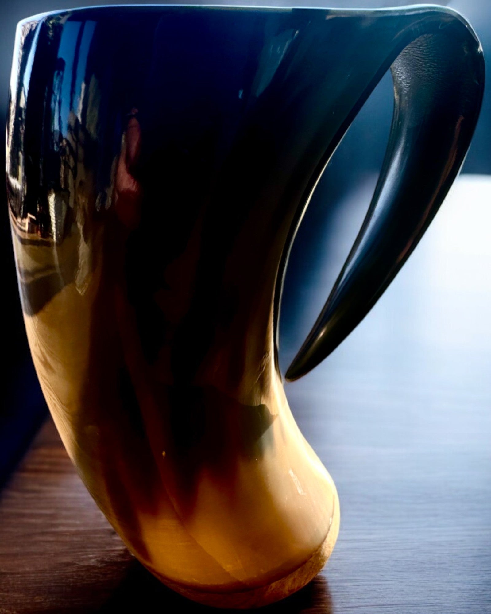 Compacto, 350 ml, Caneca Esculpida Obra-Prima com possibilidade de personalização com gravação - 2 variantes de cor