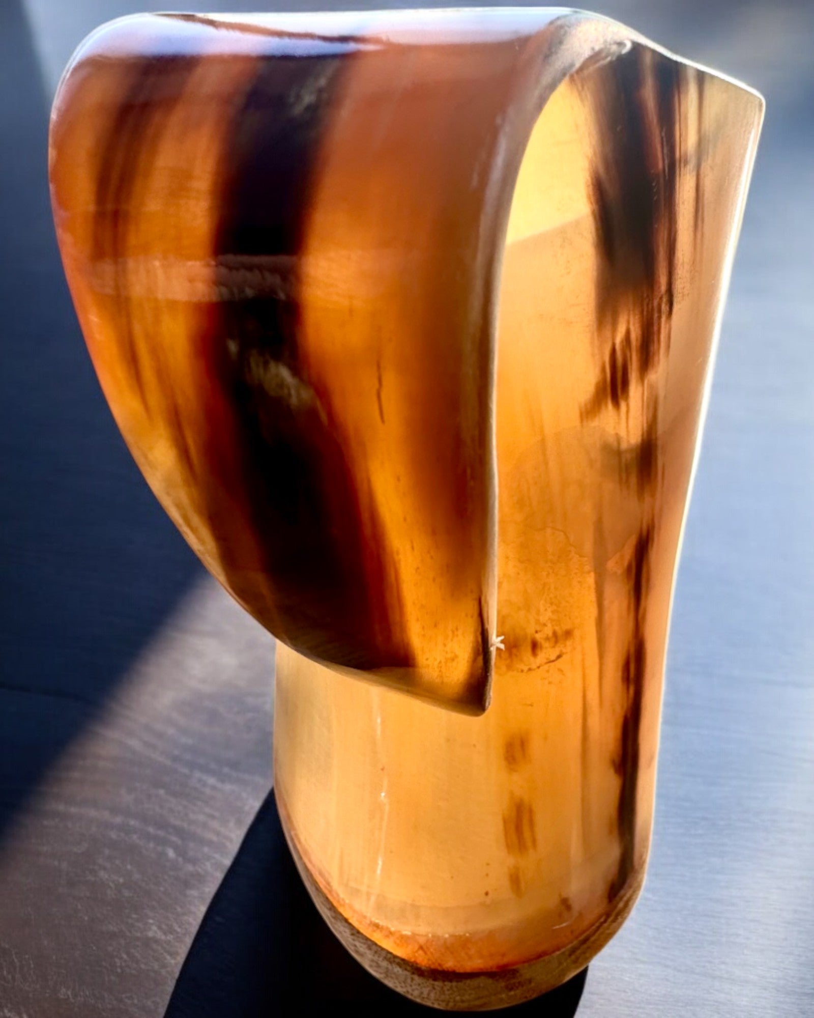 Compacto, 350 ml, Caneca Esculpida Obra-Prima com possibilidade de personalização com gravação - 2 variantes de cor