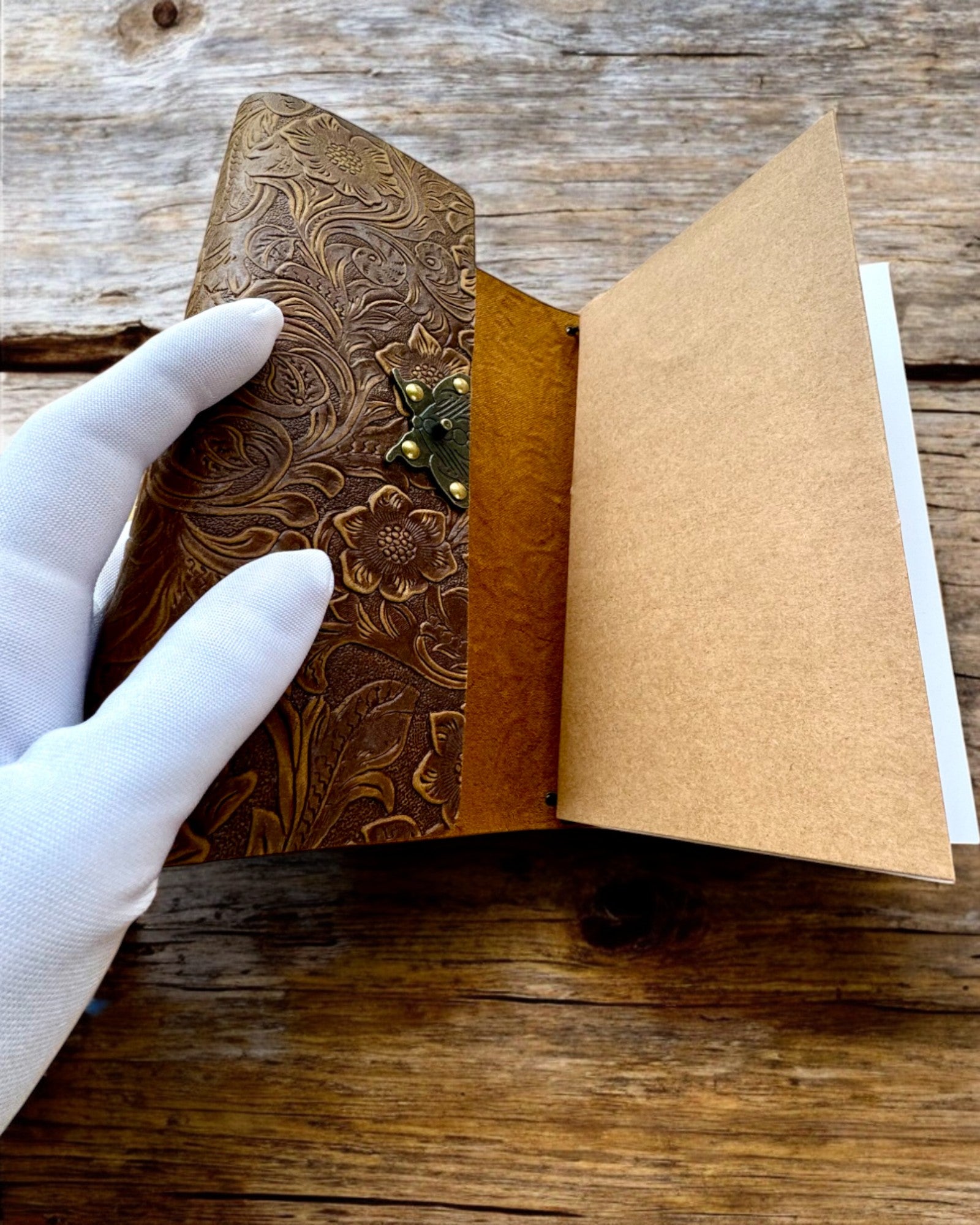 Luksuzna Retro Bilježnica s Kožnim Koricama - "Vintage Elegance", 480 stranica, mogućnost personalizacije gravurom