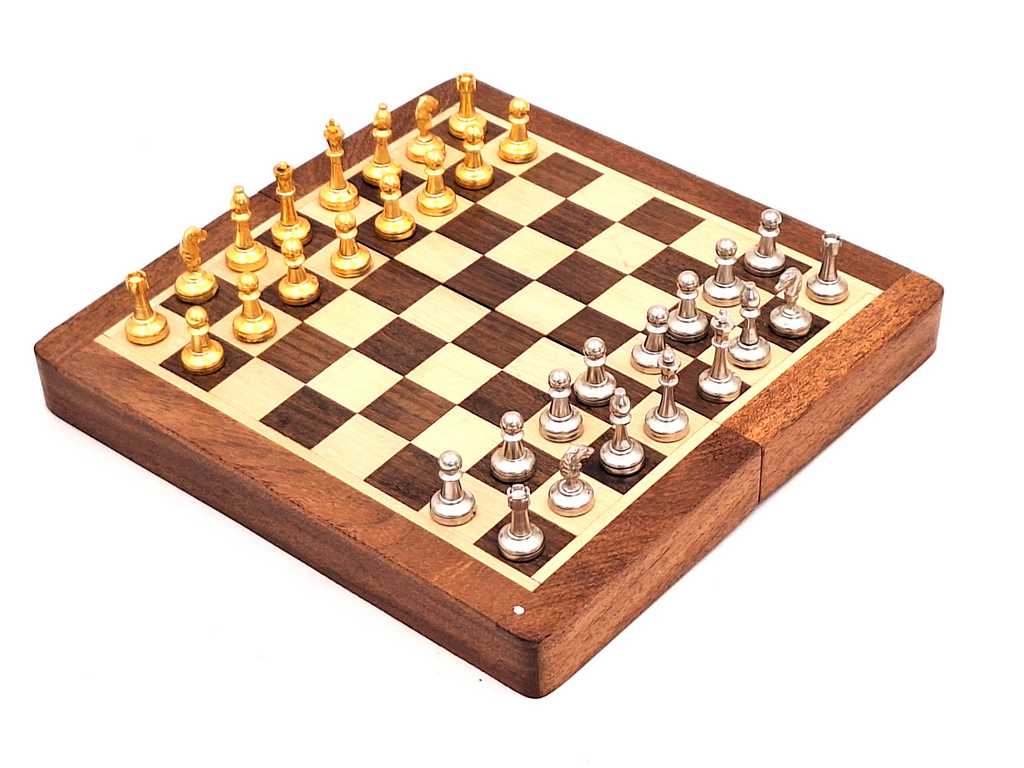 Șah magnetic din alamă în cutie din lemn – 157