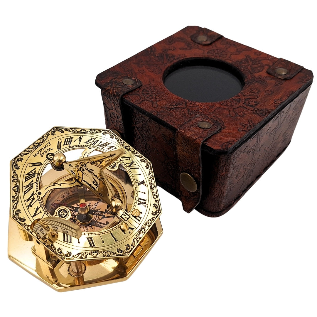 Mosazný kompas v elegantní kožené krabičce s možností gravírování – retro vintage dárek pro cestovatele, námořníka - výška 8 cm, elegantní design z mosazi
