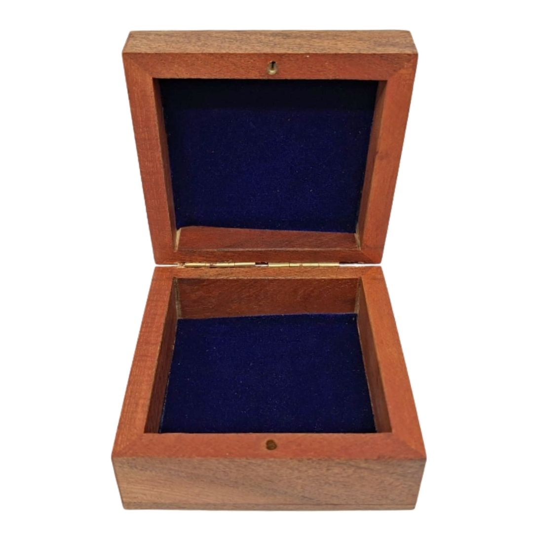 Caja de regalo de madera tipo joyero de 8x8cm con revestimiento azul marino, personalizable con grabado