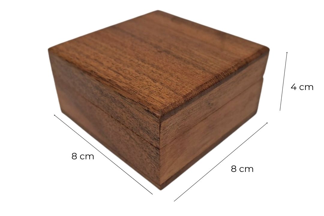 Caja de regalo de madera tipo joyero de 8x8cm con revestimiento azul marino, personalizable con grabado