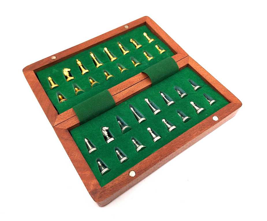Șah magnetic din alamă în cutie din lemn – 157