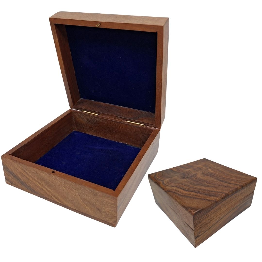 Elegantiška medinė dėžutė su tamsiai mėlynu įdėklu, 14x14x6,5 cm, su galimybe personalizuoti graviravimu