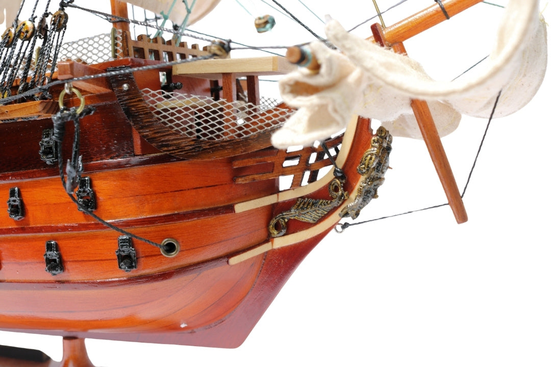 Assembled 54 cm HMS Victory sailing ship model - Handmade replica with the option of personalization by engraving - Ideal gift for sailing enthusiasts - High quality, elegant wooden base