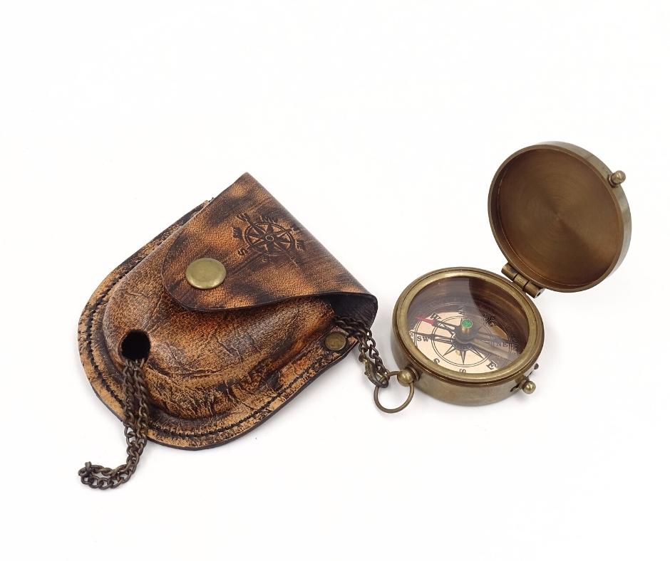 Lockable Compass with Chain in a Leather Case C-64