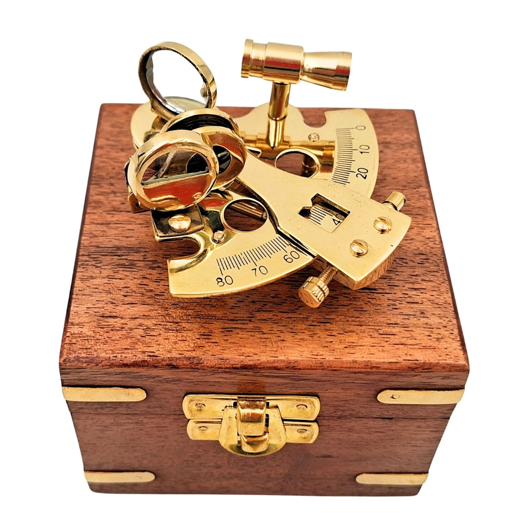 Mosazný sextant v dřevěné krabičce s možností gravírování – elegantní dárek pro jachtaře a námořníka, 7x7x4 cm, vysoce kvalitní mosaz a sklo