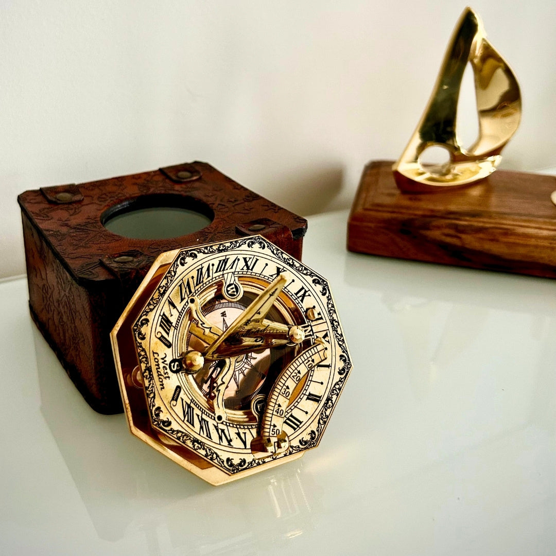 Mosazný kompas v elegantní kožené krabičce s možností gravírování – retro vintage dárek pro cestovatele, námořníka - výška 8 cm, elegantní design z mosazi