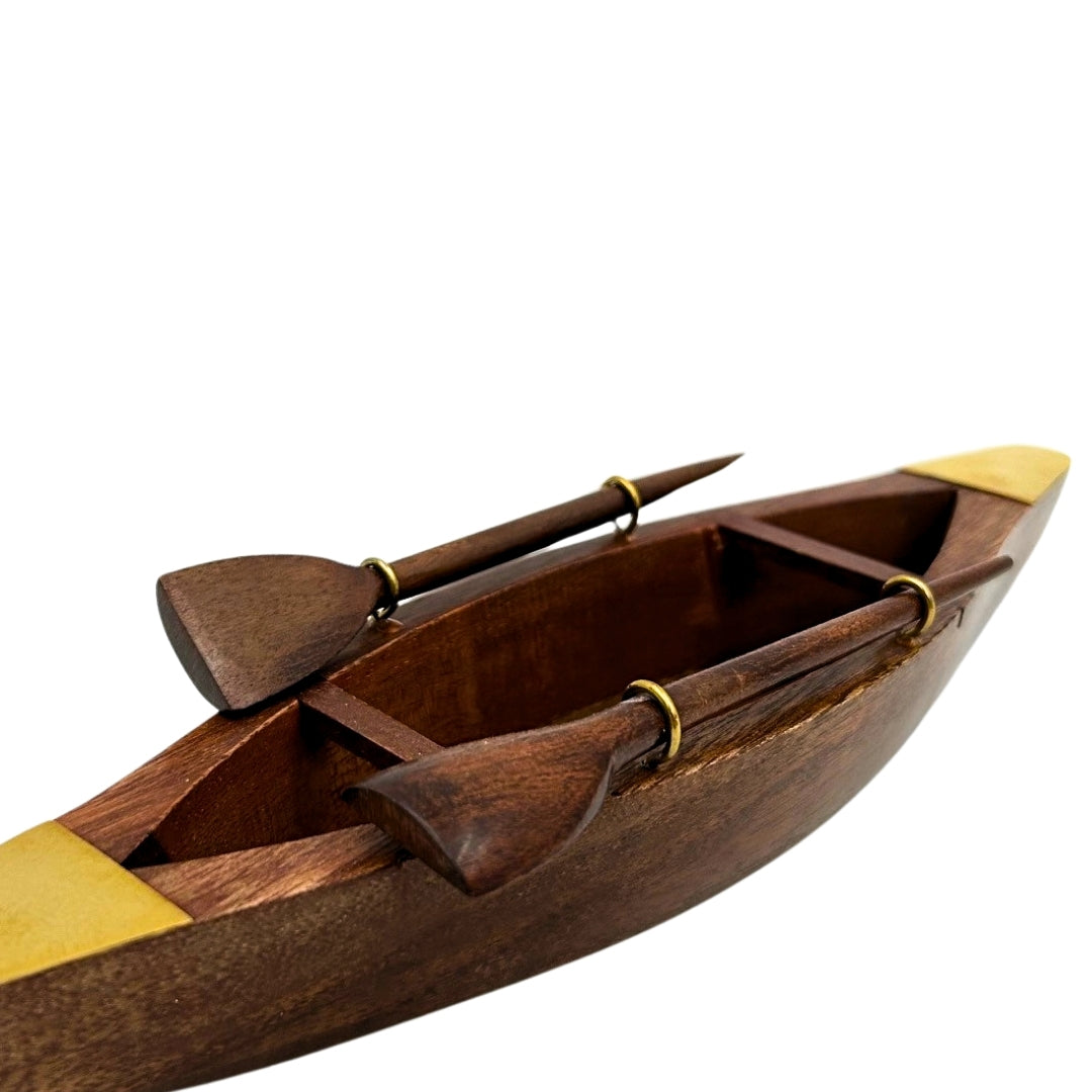 Elegantni drveni model broda 25 cm - ukras za radni stol s mjedenim elementima - idealan poklon za jedriličara s mogućnošću personalizacije gravurom - nautički i retro stil