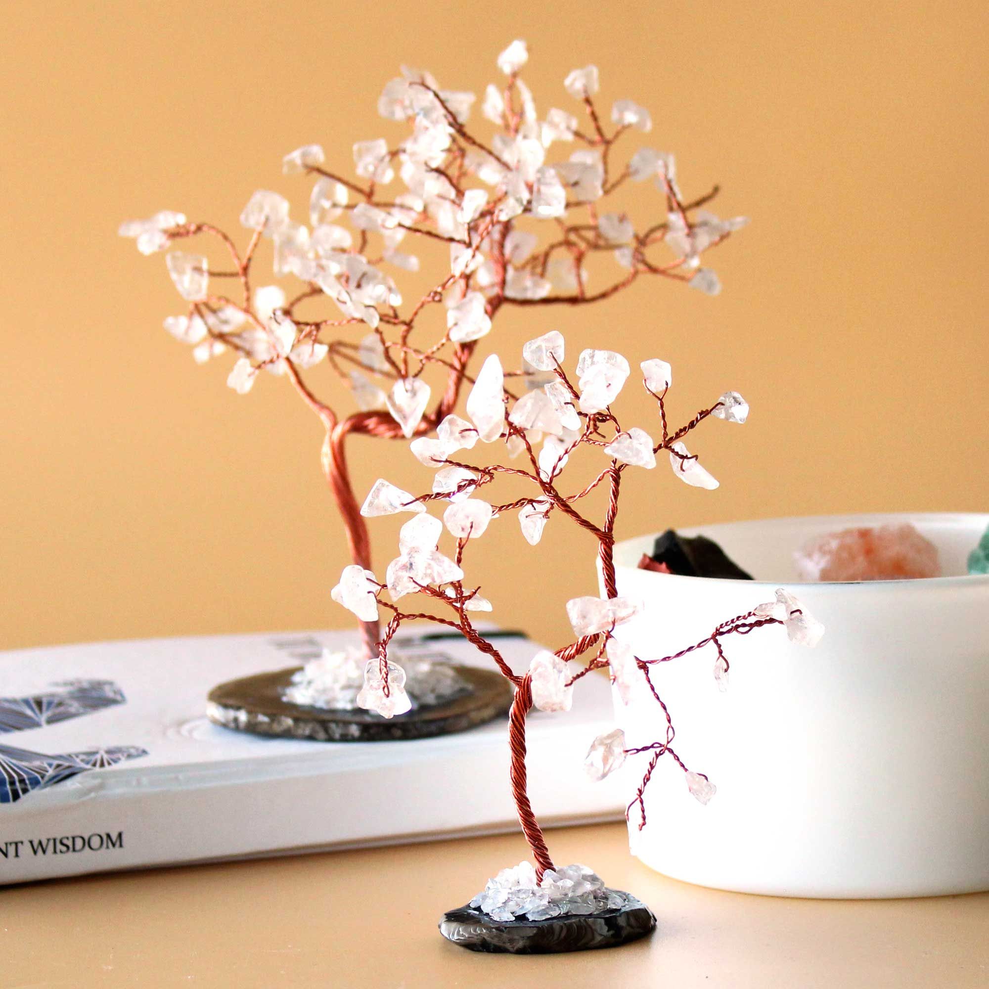 Árbol de cristal de cuarzo rosa sobre base de ágata negra