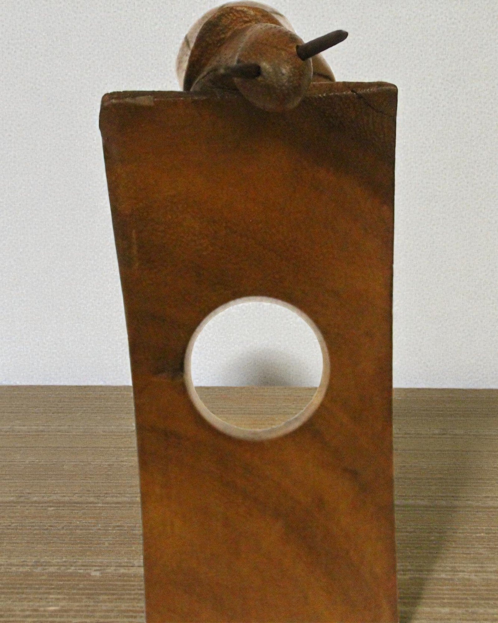 Сомельєрський равлик – вручну різьблений урівноважувальний тримач для пляшки вина з деревини суар