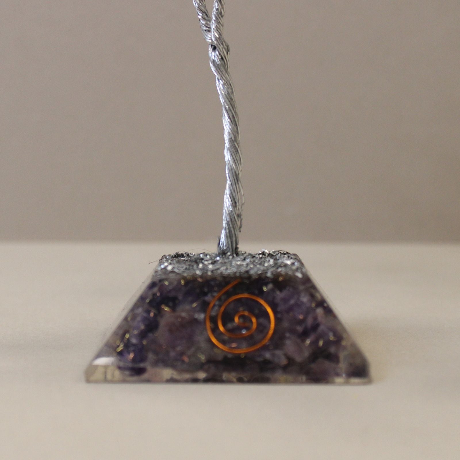 Árbol de cristal de amatista con base de orgonita