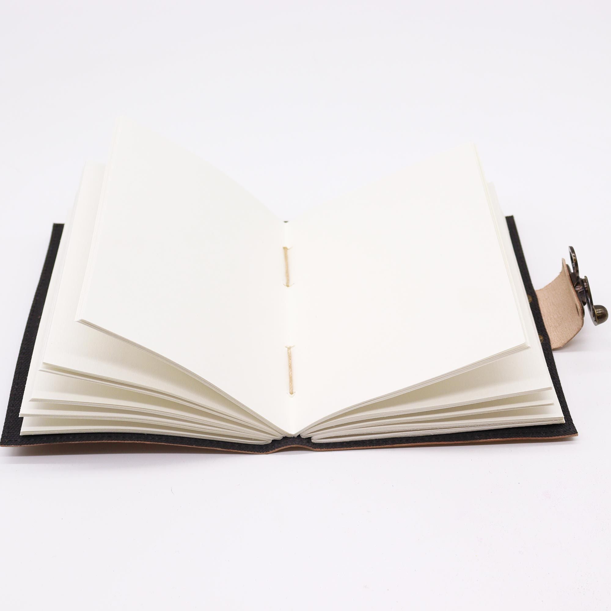 Notatnik Przyjaźni - Skórzany Journal z Motywem Ptaków - Jasno-Tanowy - 7x5" - Idealny na Prezent dla Bliskich z Tłoczonym Przesłaniem "Life is Better with Friends" - 100 Pustych Stron, Vintage'owy Zamek, Kompaktowy Rozmiar