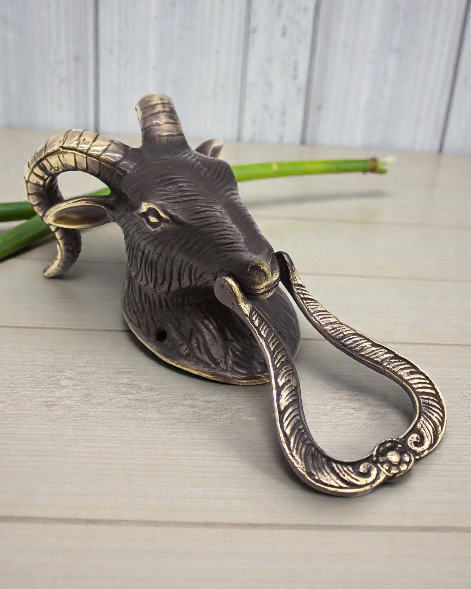 Străjerul cu coarne al pragului – ciocănel de ușă din alamă, lucrat de mână
