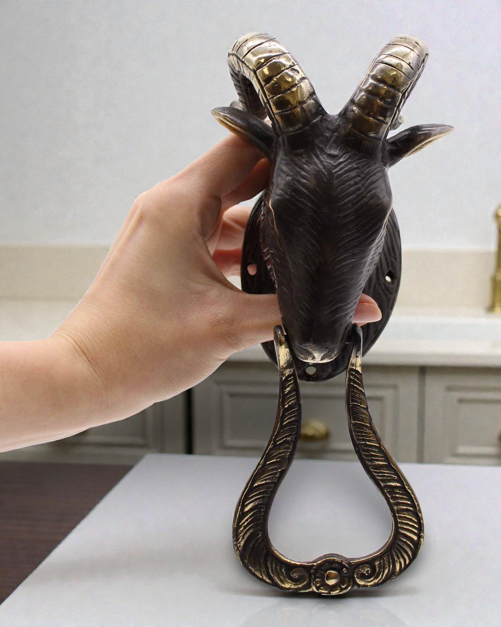 Străjerul cu coarne al pragului – ciocănel de ușă din alamă, lucrat de mână