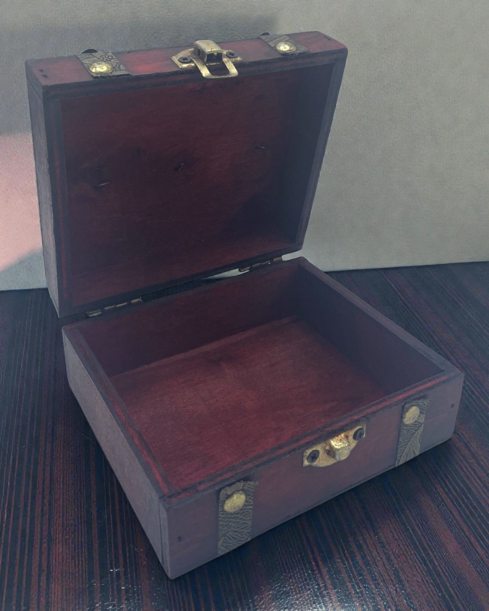 Cufăr de ceai rubiniu – lădiță pătrată brună