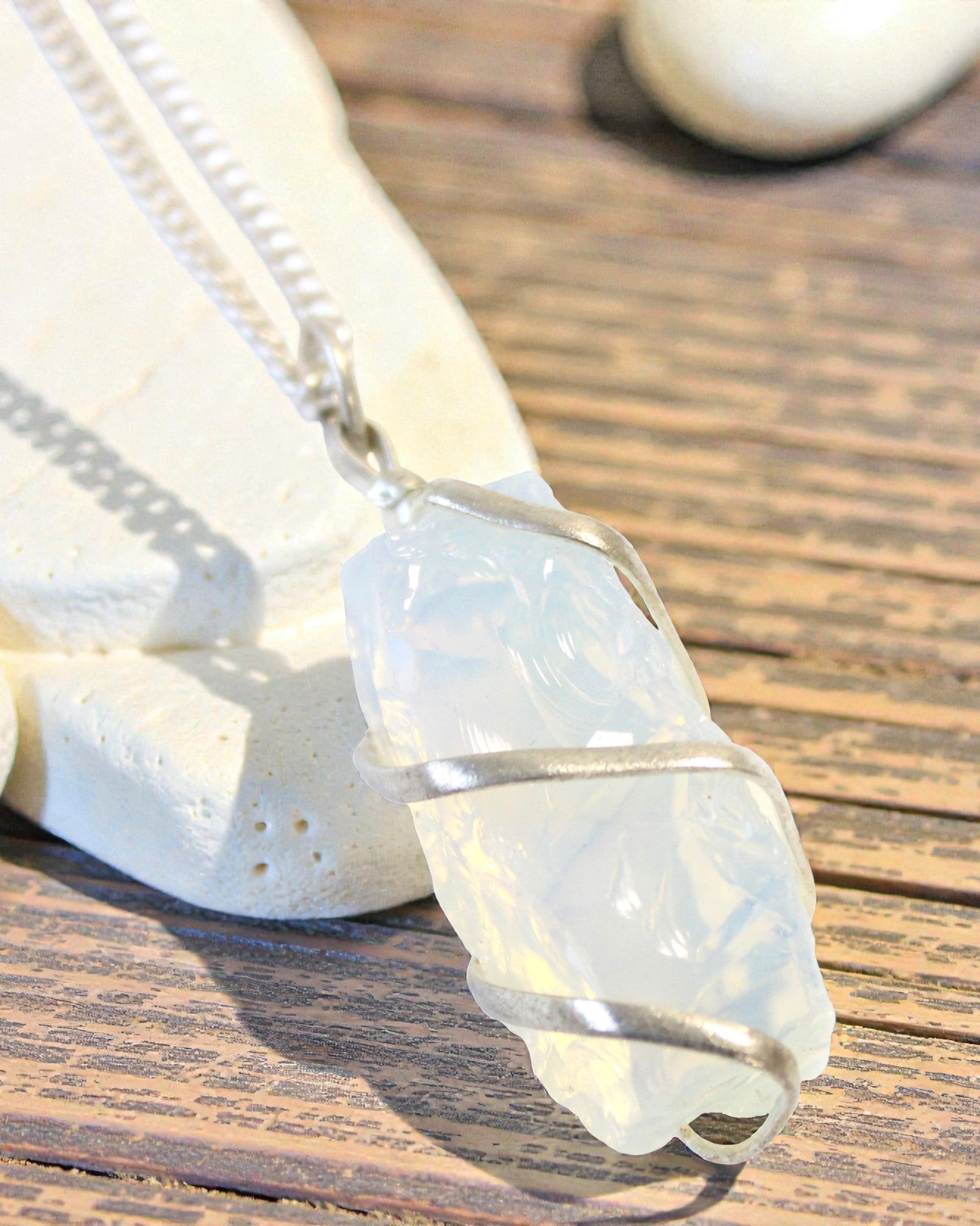 Spiralna svjetlost – ogrlica sa sirovim opalitom